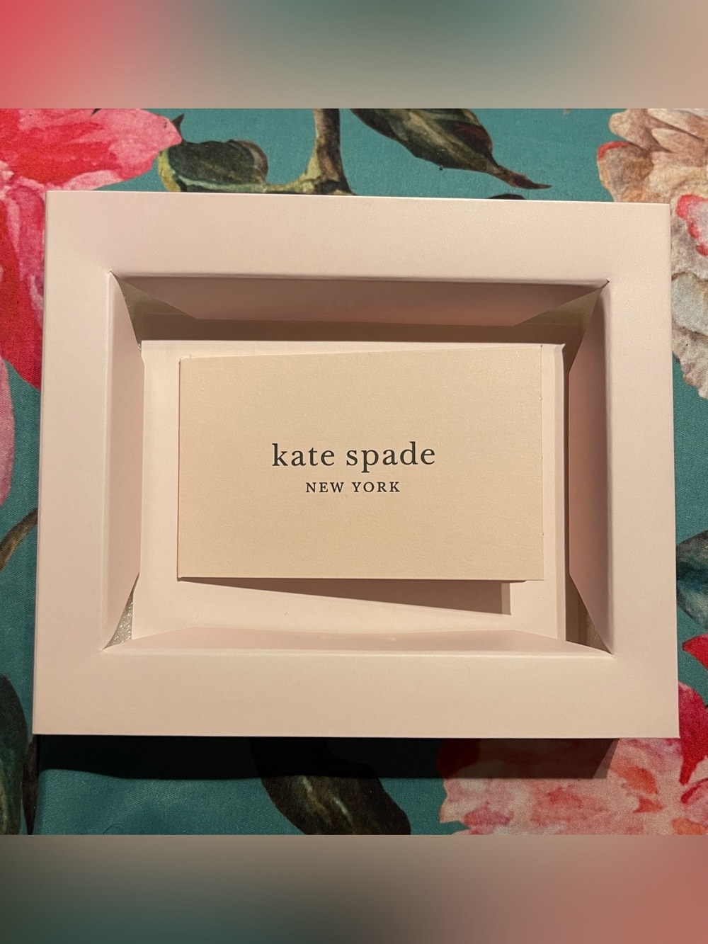Kate Spade White and Gold Spade Street ID/Card Holder *Minor Flaws* - Picture 12 of 14